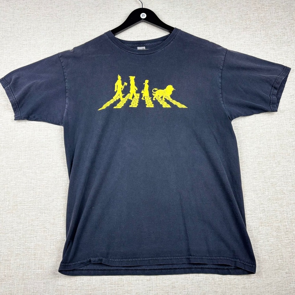 Tee Fury Wizard of Oz Abbey Road Yellow Brick Road Vintage 90s USA Black Tee L